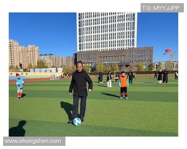 足球明星与孩子的亲密时光：传承梦想与激情的温馨瞬间